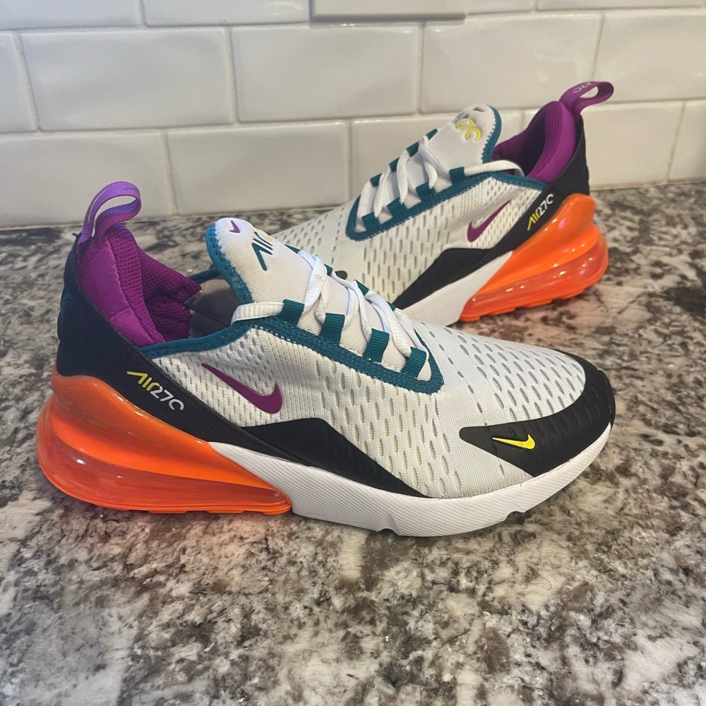 Youth Nike Air Max 270 (size 7Y)